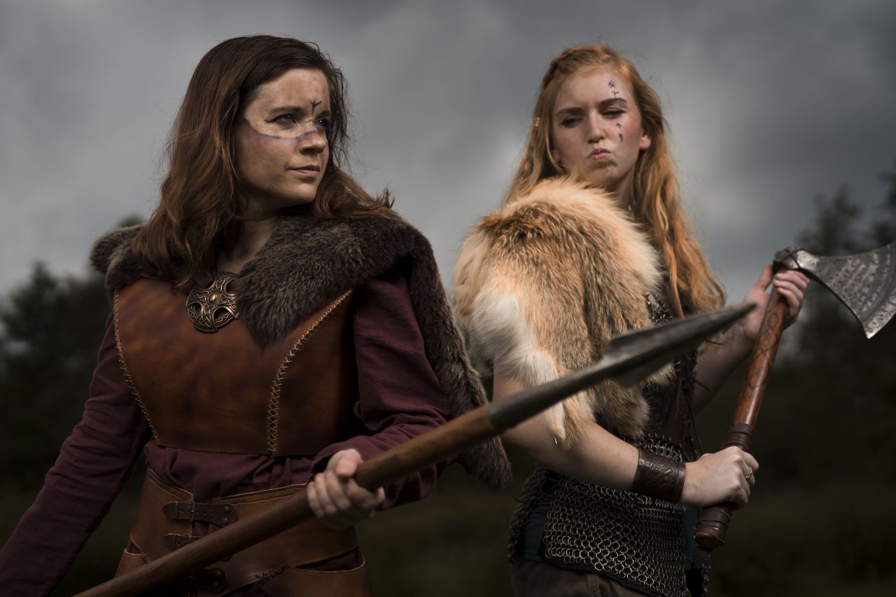 fotograaf Claus - Modellen Beatrice Guillome en Lotte Knops. Thema Viking Shieldmaiden