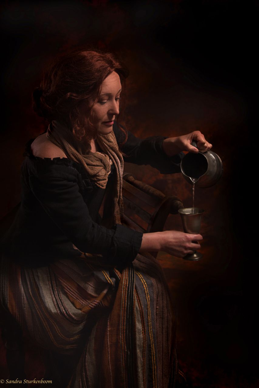 model MonaDina - Thema vrouw met beker, fotograaf Sandra Strukenboom 